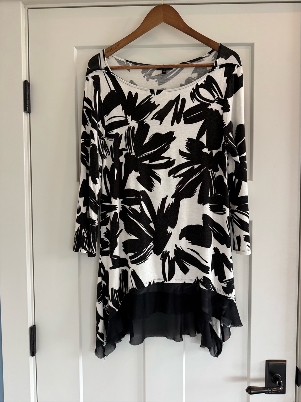 Cupio Black & White Floral Floral High-Low Tunic - Size Large